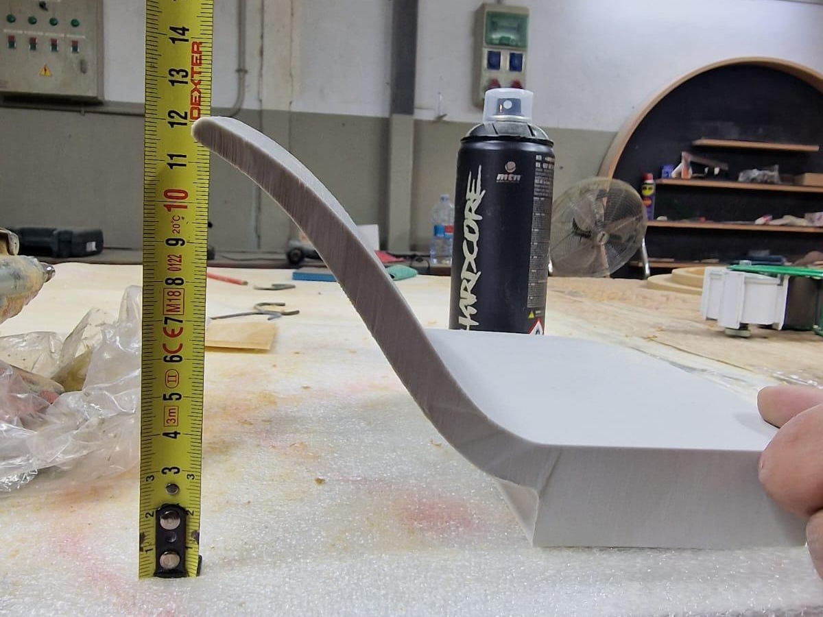 Grifo exento impreso en 3D FDM siendo medido en taller — pieza accesoria de la bañera LAUFEN Sentec antes del postprocesado