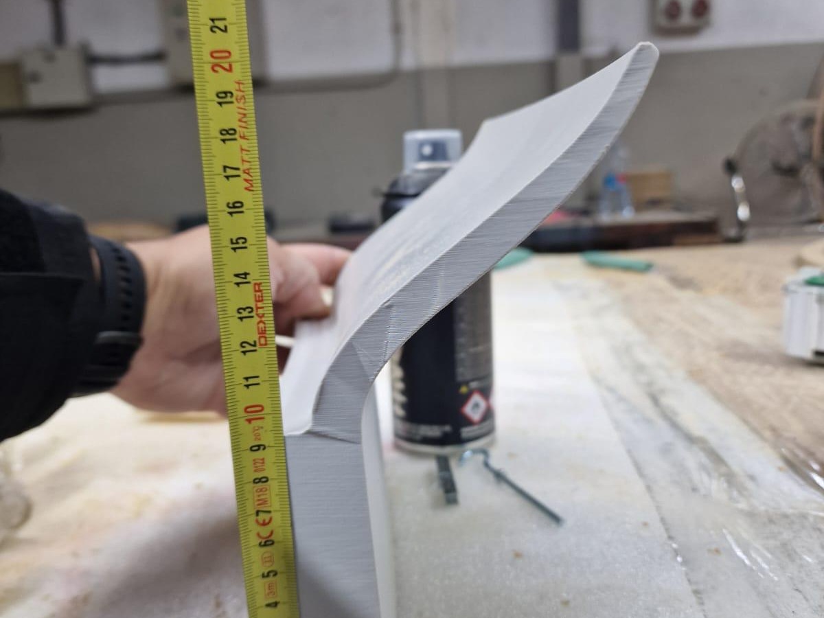 Detalle del grifo impreso en 3D con capas FDM visibles antes del lijado — proceso de fabricación bañera LAUFEN