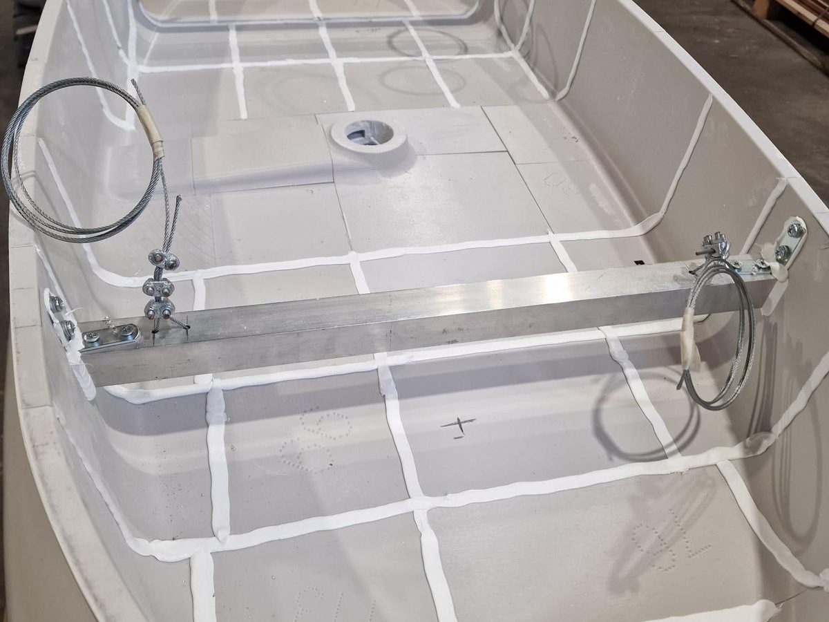 Interior de la bañera impresa en 3D con estructura de suspensión: barras de aluminio y cables de acero para colgar en el stand de Cevisama