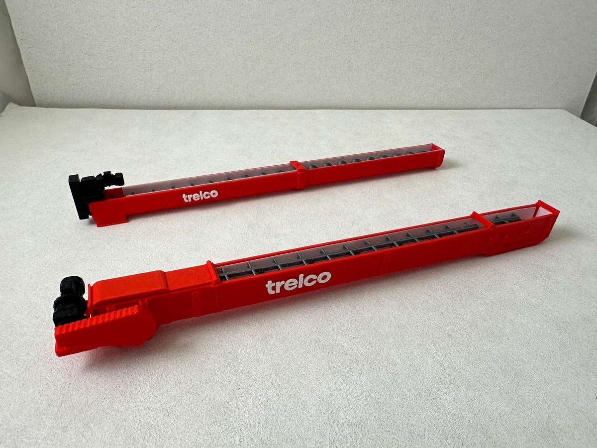 Dos barras dosificadoras Treico impresas en 3D con logo corporativo en rojo