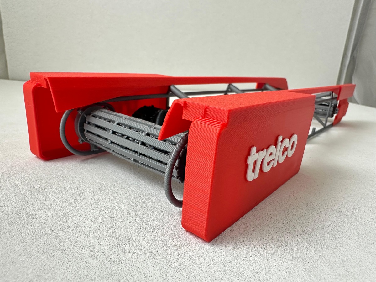 Maqueta de cultivador Treico con estructura de marco y logo corporativo