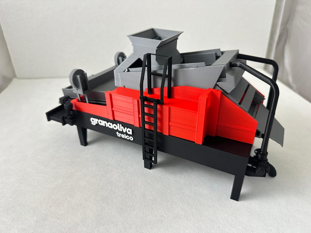 Maqueta escala de máquina clasificadora Granaoliva Treico con escalerilla y tolva