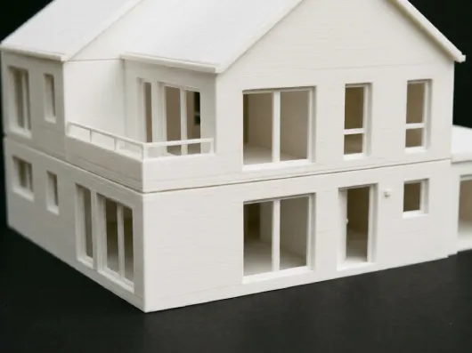 3D-gedrucktes Wohngebäudemodell mit Satteldach in Mattweiss