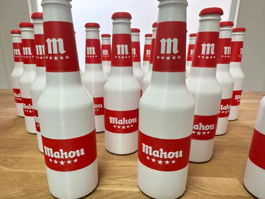 Botellas promocionales Mahou impresas en 3D para activación de marca y merchandising corporativo