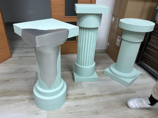 Columnas decorativas de gran formato impresas en 3D en verde menta — elementos para eventos, escaparates y activaciones de marca