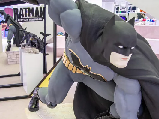 Figura de superhéroe a gran escala impresa en 3D para activación de marca en evento — prop de marketing experiencial