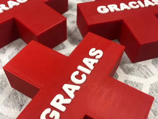 Regalos corporativos impresos en 3D en forma de cruz con texto en relieve — merchandising personalizado para empresas