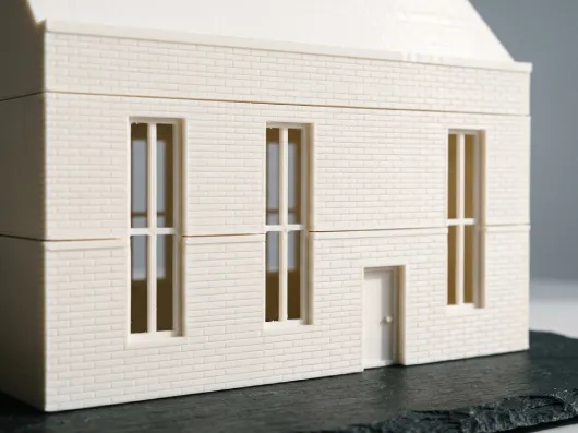 3D-gedruckte Fassadenreplik mit Ziegeltextur im Maßstab 1:20
