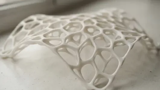 Tecnología de impresión 3D SLA — celosía paramétrica en resina con acabado liso y detalle extremo