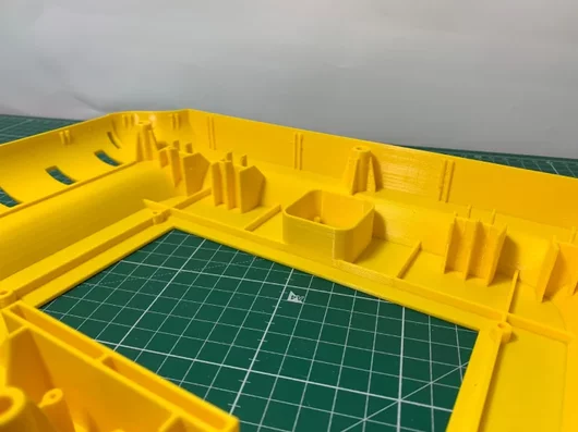 Bandeja organizadora industrial impresa en 3D en PETG amarillo con compartimentos a medida