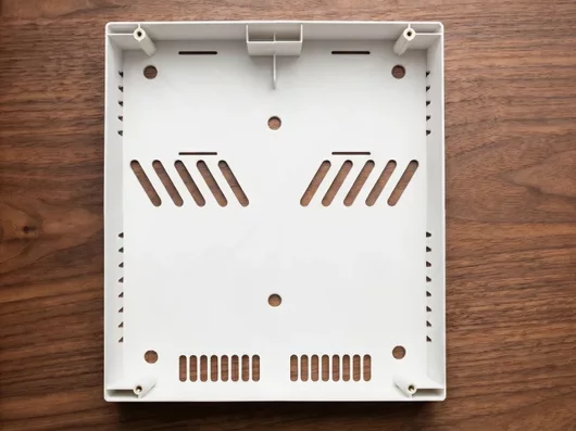 Carcasa electrónica impresa en 3D en PETG blanco con rejillas de ventilación