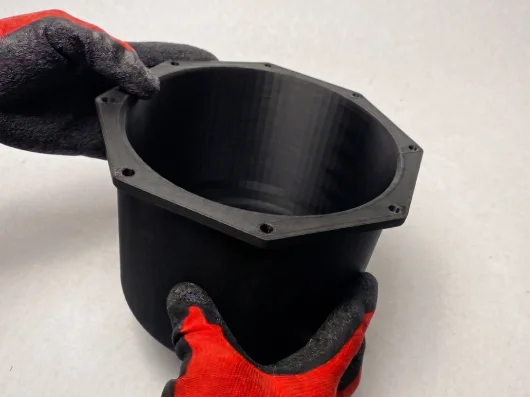 Carcasa industrial de gran formato impresa en 3D en ABS negro con brida de montaje