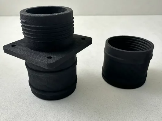 Conectores roscados impresos en 3D en PETG negro — recambios y adaptadores industriales a medida