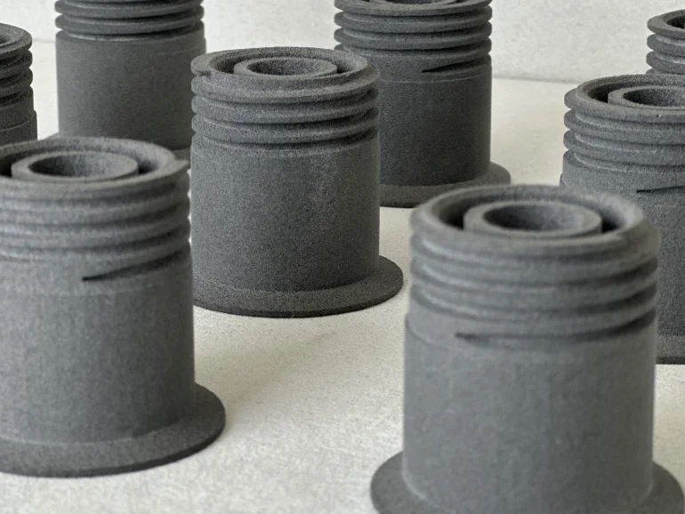 Piezas industriales cilíndricas fabricadas en Nylon PA12 con impresión 3D SLS