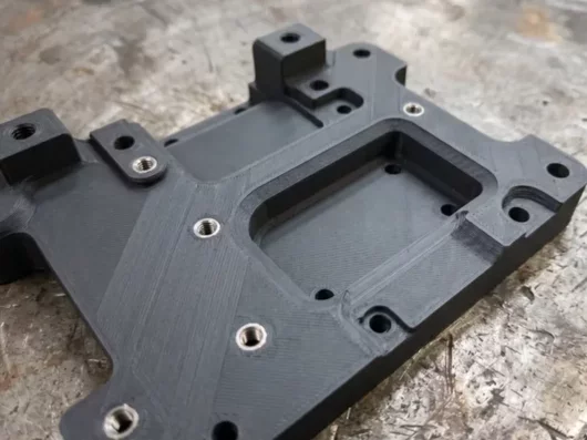 Placa de montaje industrial impresa en 3D en ABS con insertos metálicos roscados