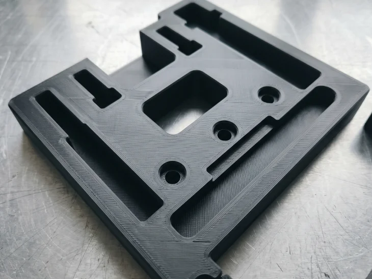 Utillaje de producción impreso en 3D en ABS negro con tecnología FDM
